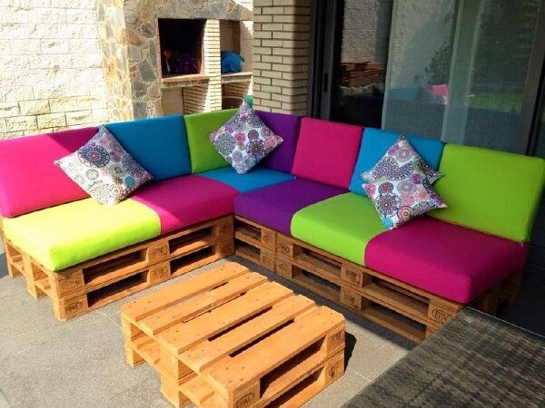 Pallet bench model with colorful upholstery