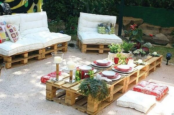 Decorate your small play area with pallet furniture