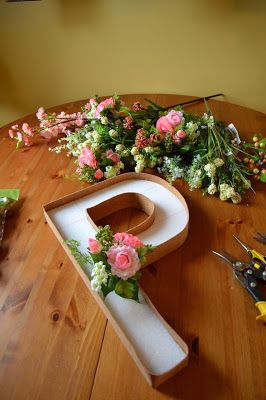Artificial flowers can decorate the letter molds for your home