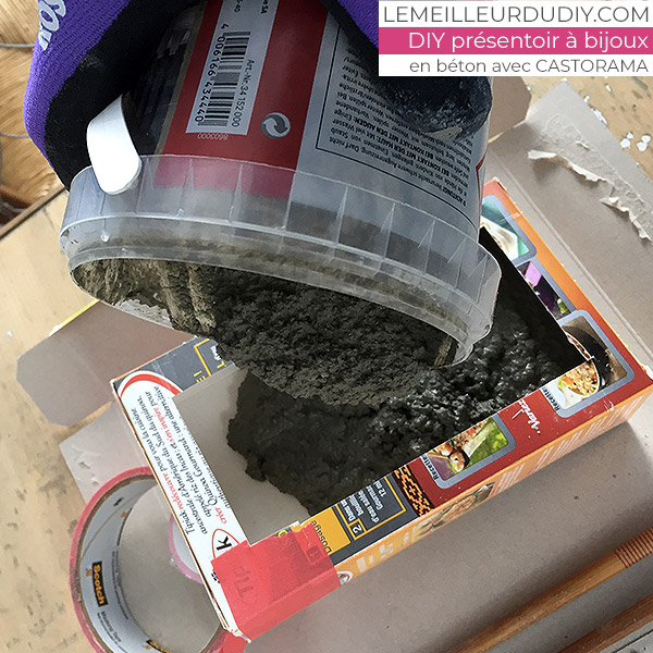 DIY Concrete jewelry display realized by Magali Thiébaud with Castorama pouring concrete