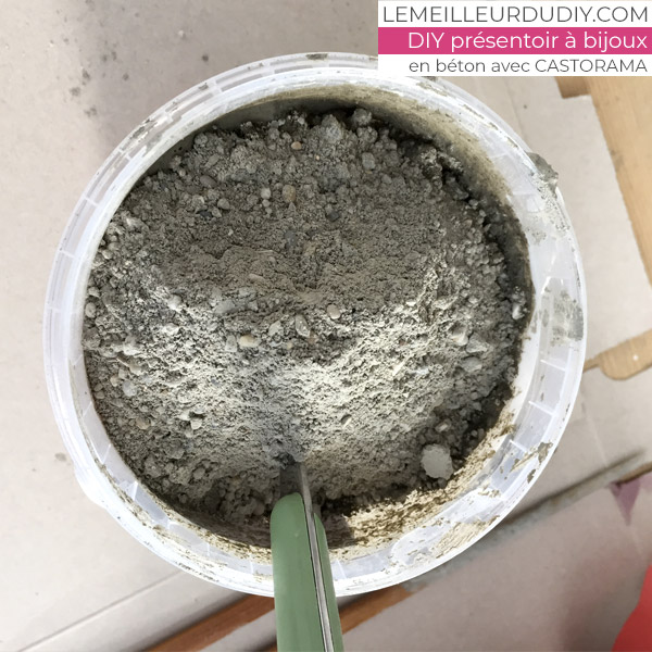 DIY Concrete jewelry display made by Magali Thiébaud with Castorama DIY Concrete jewelry display realized by Magali Thiébaud with Castorama concrete for casting