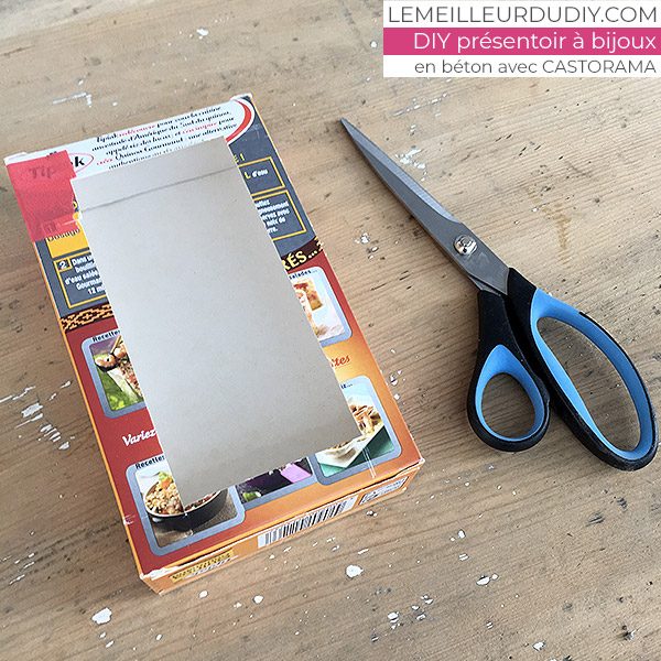 DIY Concrete jewelry display made by Magali Thiébaud with Castorama DIY Concrete jewelry display made by Magali Thiébaud with Castorama making a mold to pour the concrete