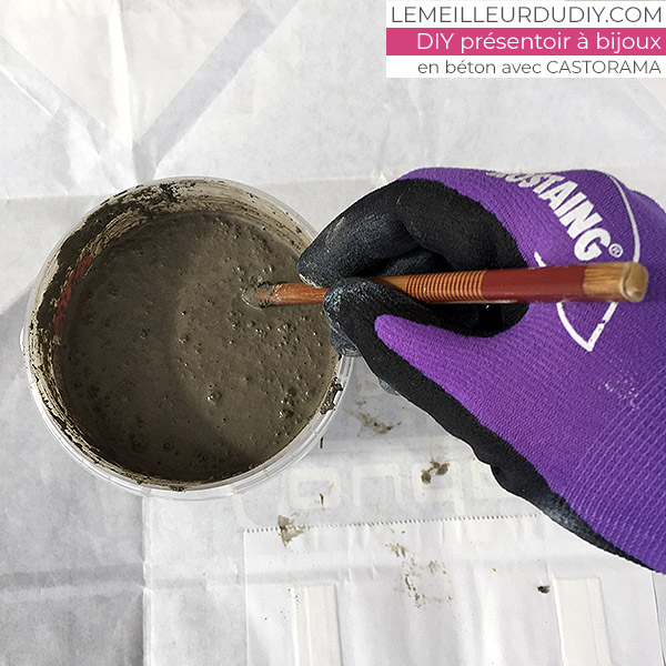 DIY Concrete jewelry display made by Magali Thiébaud with Castorama hand-mixed concrete