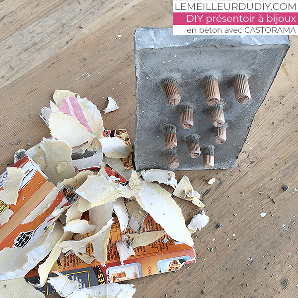 DIY Concrete jewelry display made by Magali Thiébaud with Castorama demolding step