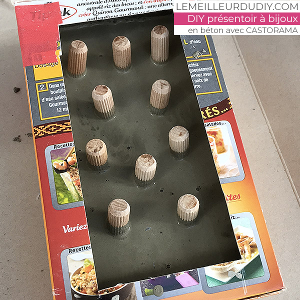 DIY Concrete jewelry display realized by Magali Thiébaud with Castorama drying concrete for 24 h