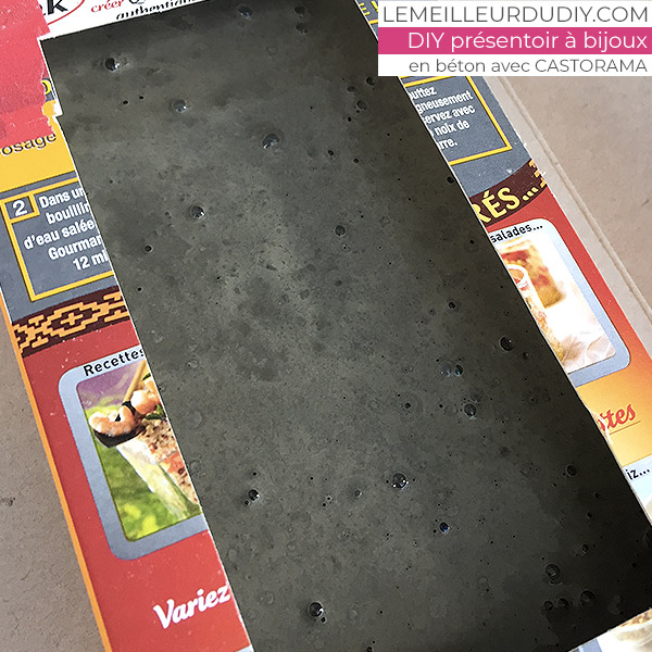 DIY Concrete jewelry display made by Magali Thiébaud with Castorama bubbles in concrete that come out