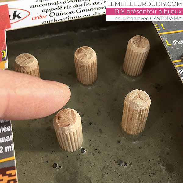 DIY Concrete jewelry display realized by Magali Thiébaud with Castorama zoom on the trunnions