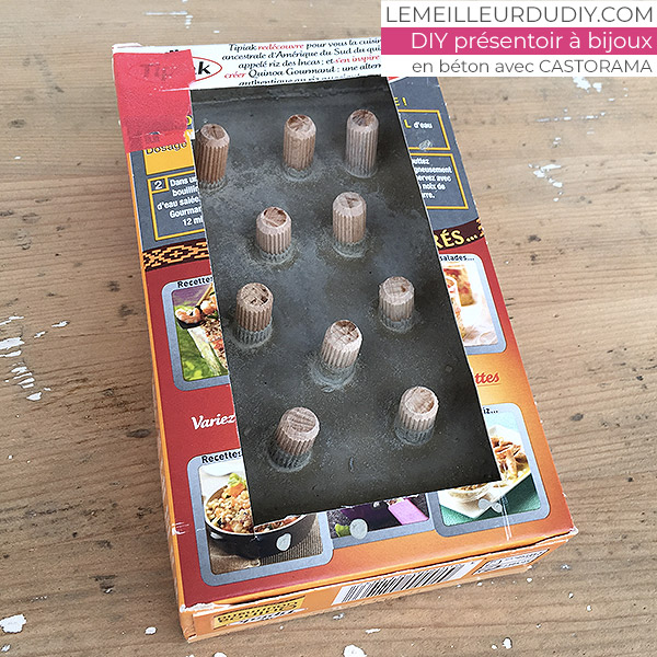 DIY Concrete jewelry display realized by Magali Thiébaud with Castorama stage installation of trunnions