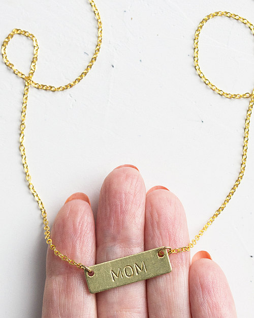 Graver soi même un collier avec du texte