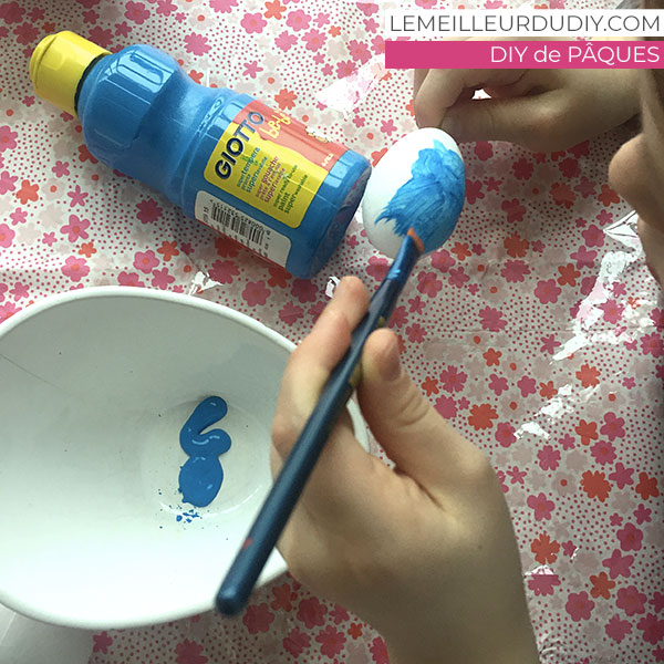 Pebeo painting on Easter egg to make an Easter wreath