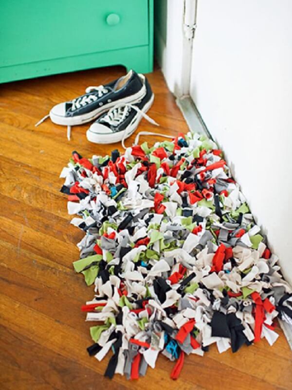 Decorate your room with a patchwork rug made with antique T-shirts