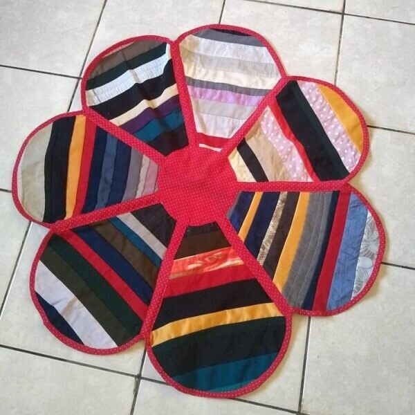Patchwork rug in flower shape