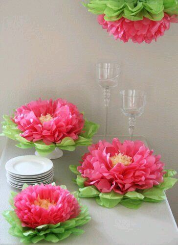 Use as flores de papel de seda para decorar sua festa