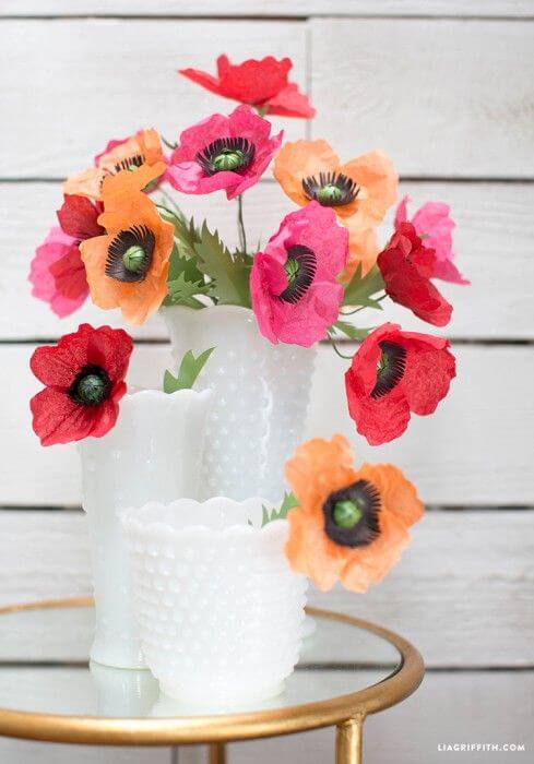 Vaso de flores de papel de seda coloridas