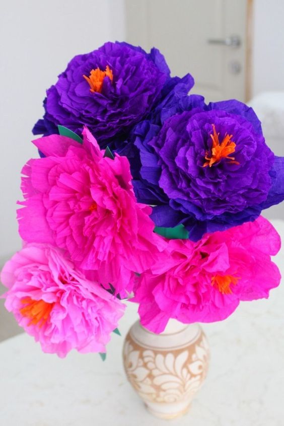 Vaso de flores de papel de seda azul e rosa