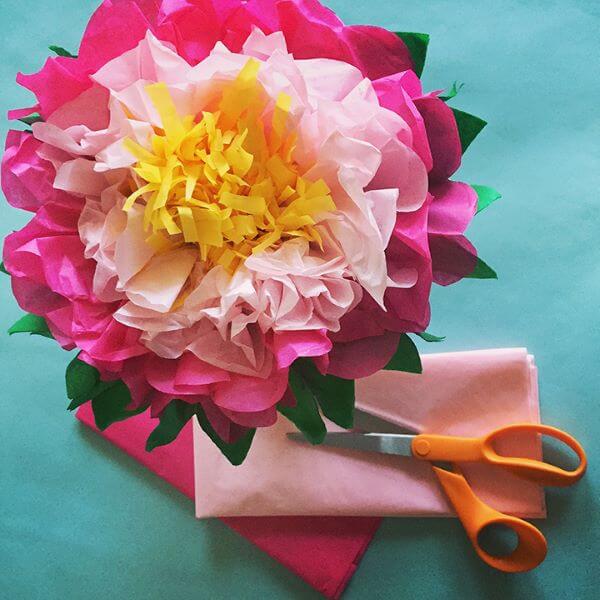 Siga o passo a passo para fazer lindas flores de papel de seda