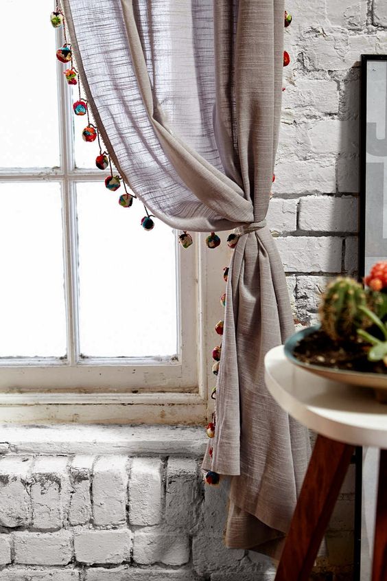 Prendedor de cortina cinza com pompons
