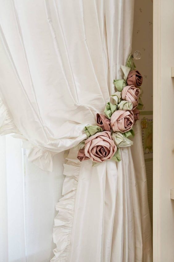 Prendedor de cortina com flor de tecido