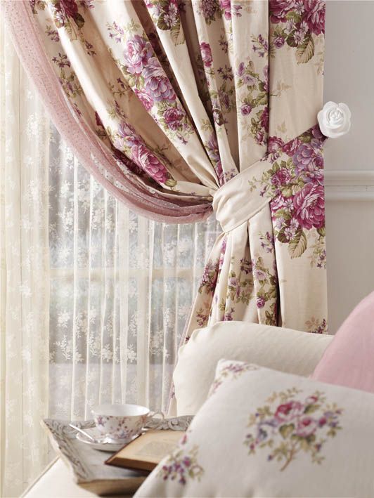 Prendedor de cortina com tecido floral