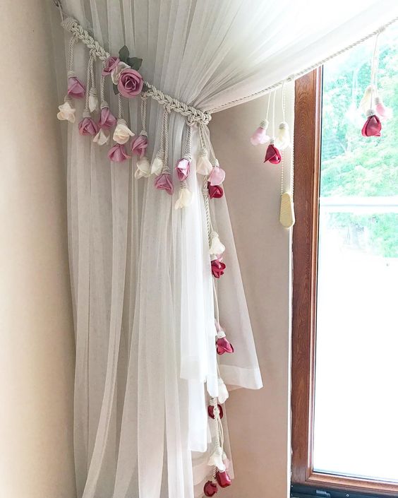 Prendedor de cortina com flores