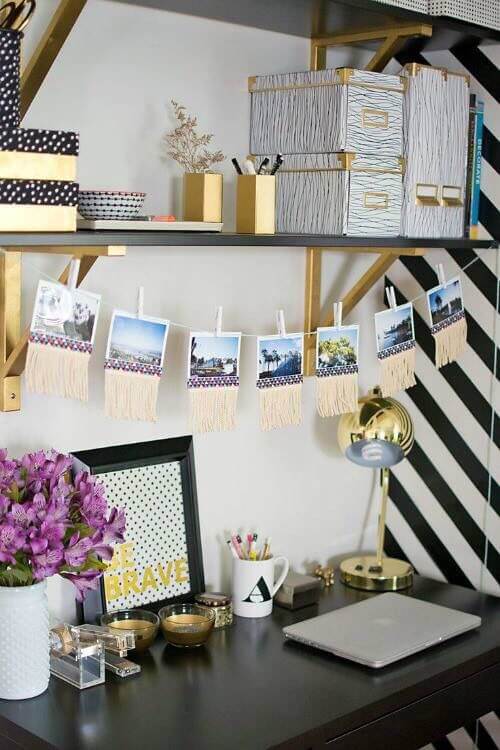 Escrivaninha decorada com varal de fotos