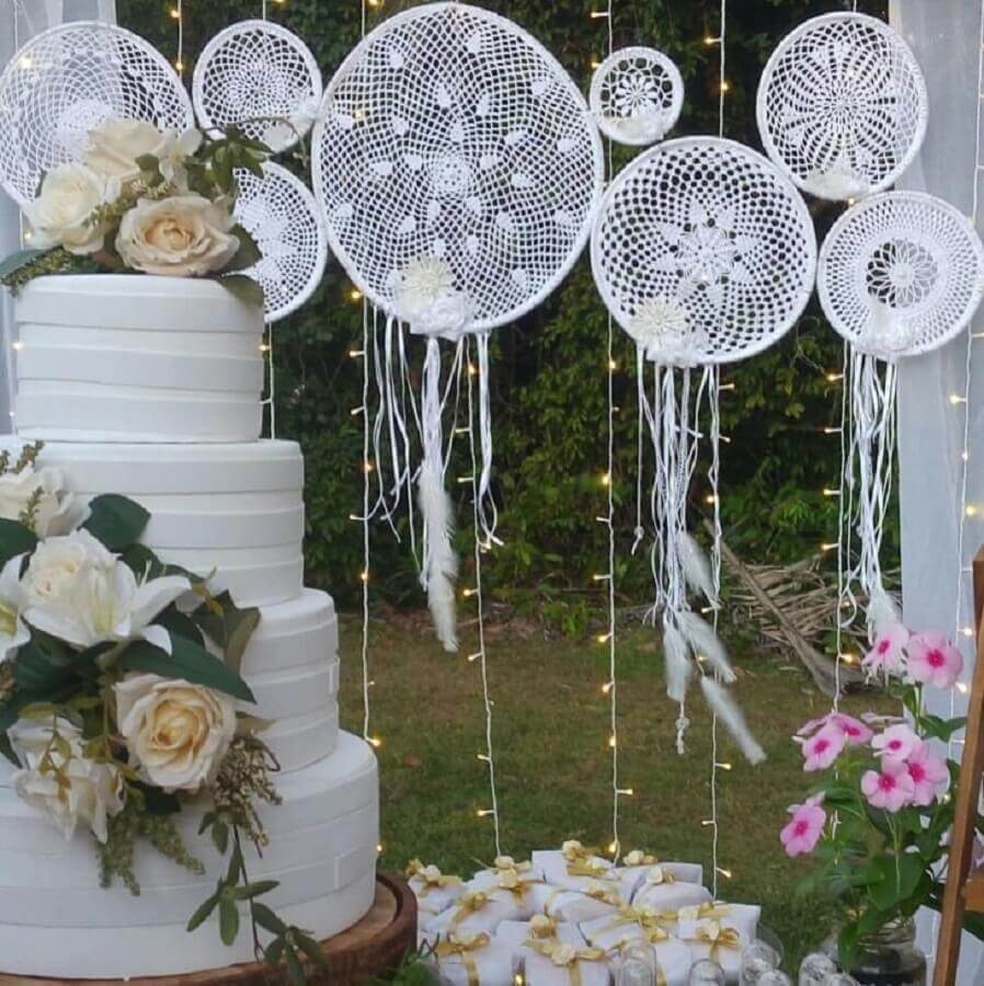 mesa de casamento decorada com bolo quatro andares e filtros dos sonhos branco Foto Amor de Benedita-Mimos