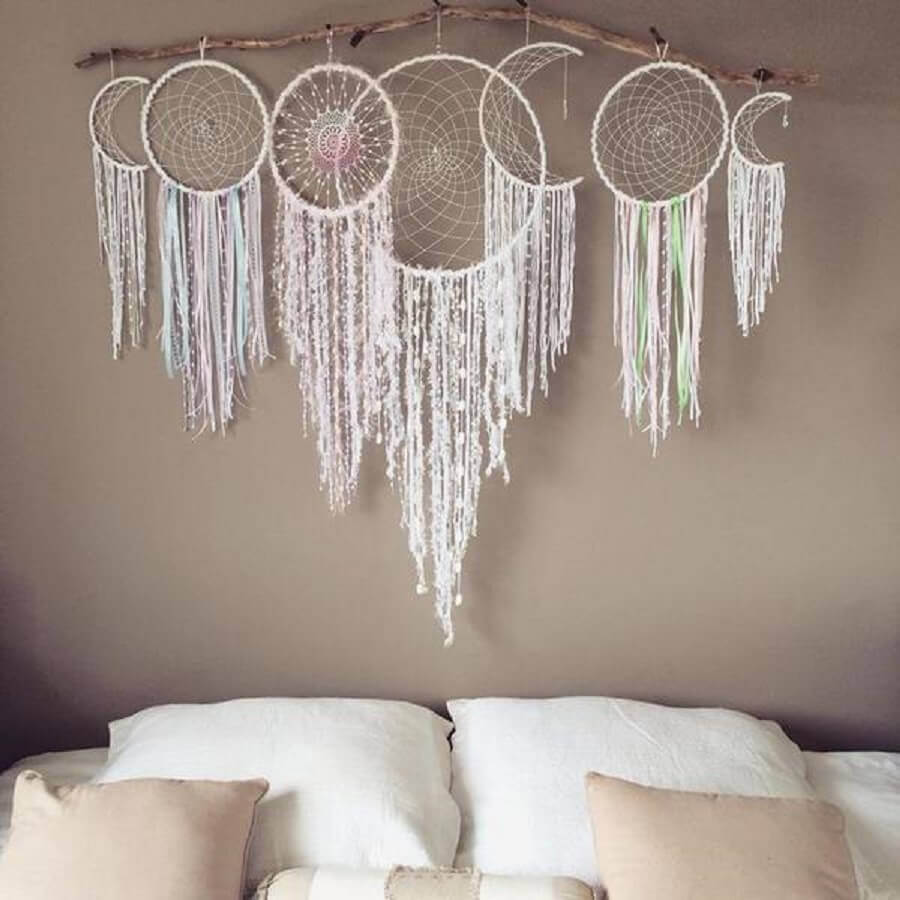 quarto decorado com filtros dos sonhos branco na cabeceira da cama Foto Arteblog