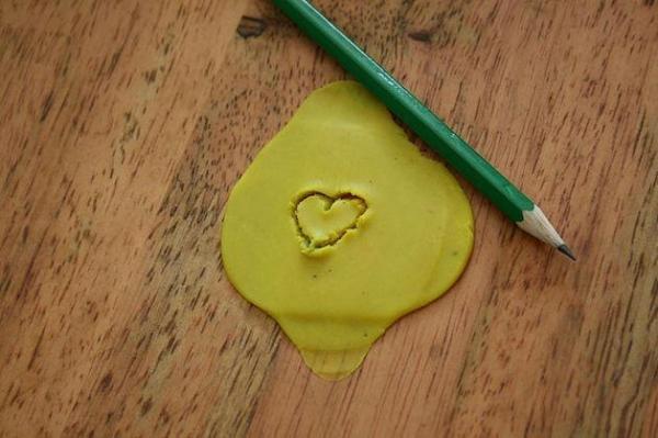 How to make a rose with modelling dough - Step 4