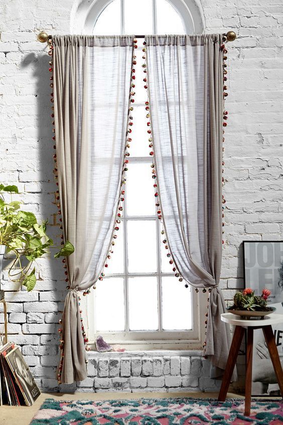 Prendedor de cortina simples com pompons nas bordas do tecido