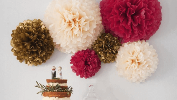 Flor de papel de seda para destacar a mesa de bolo da festa de casamento