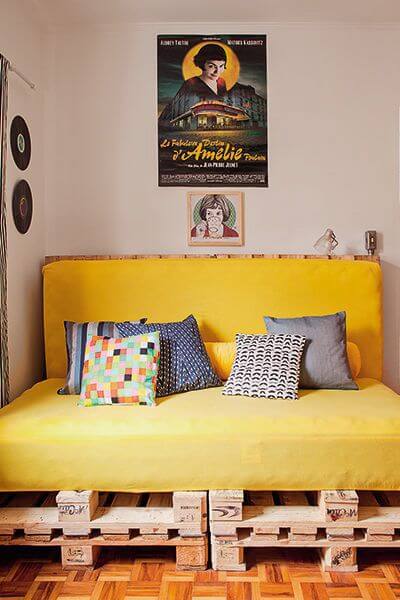 Sofá de palete amarelo e pequeno na sala