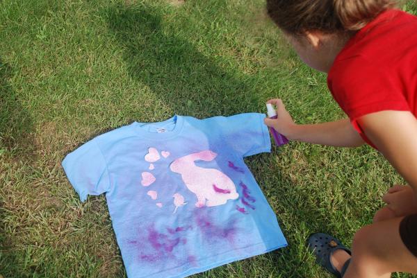 How to paint clothes with spray paint - Step 5