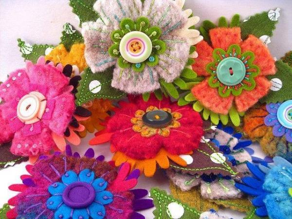 Felt craftsmanship - Felt brooches to decorate