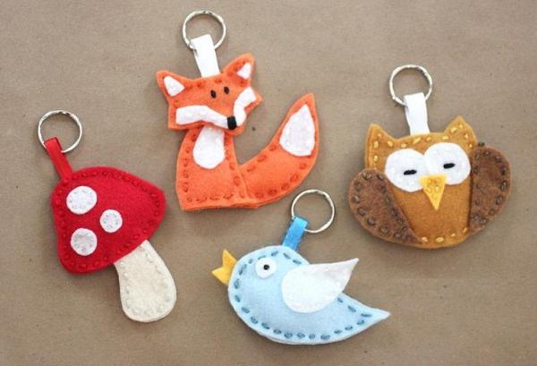 Felt crafts - Felt keychains, very cool!