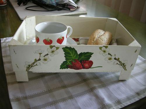 How to recycle strawberry boxes - Tray with strawberry box