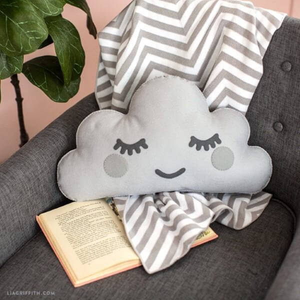 Faça almofadas confortáveis de nuvem de feltro para decorar seu quarto