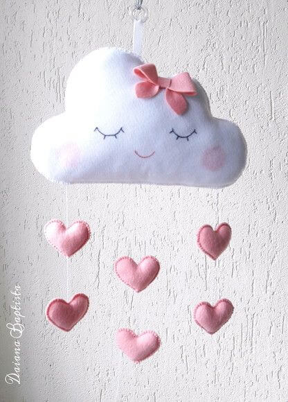 Mobile nuvem de feltro com corações cor de rosa