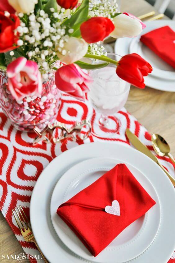 Veja como dobrar guardanapo vermelho para jantar romântico