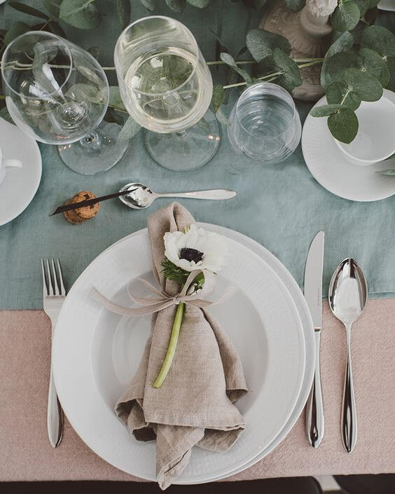 Decoração de mesa de jantar com guardanapo de tecido