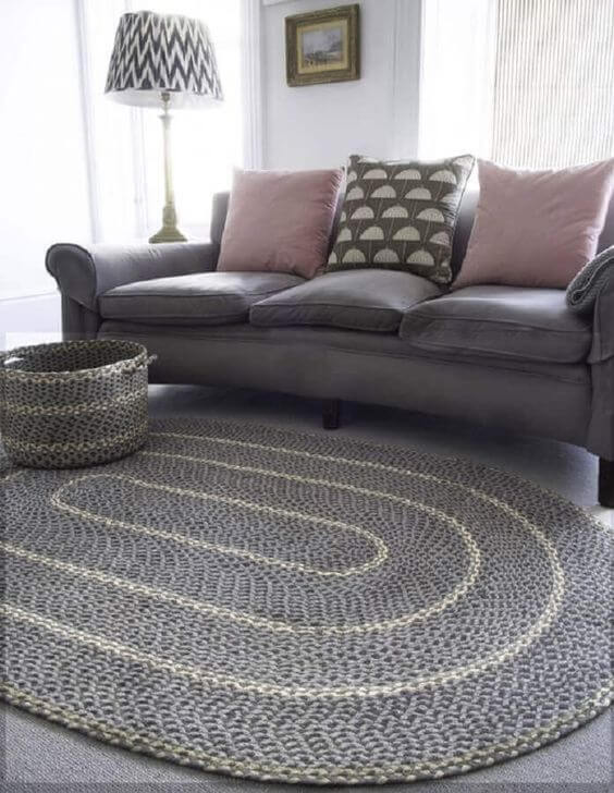 Sala com tapete cinza e sofá combinando