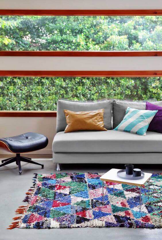 Sala moderna com tapete artesanal colorido