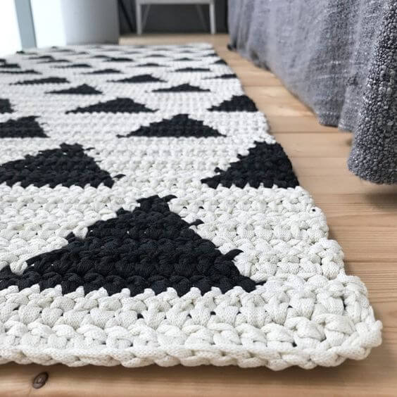 Quarto com tapete de de crochê preto e branco