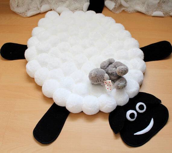 Tapete artesanal com pompom imitando ovelha