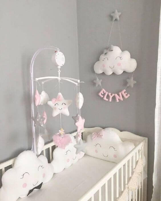 Nuvem de feltro no quarto de bebê temático