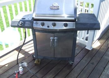 How do you hook up a gas line to a propane grill?