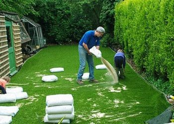 Do you put kiln dried sand on artificial grass?