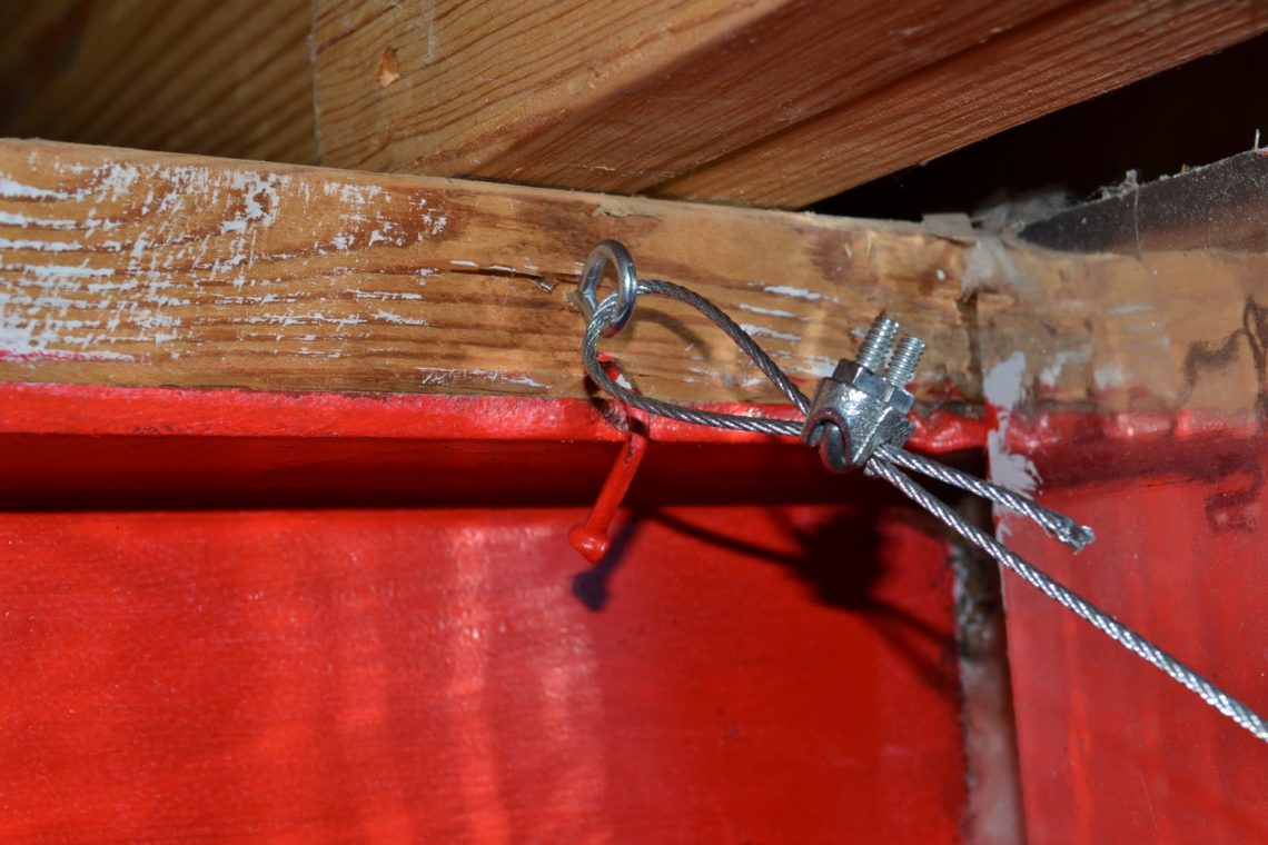 Can command strips hold up a curtain rod?