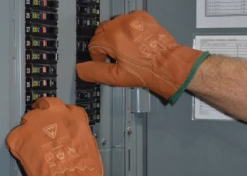 will rubber gloves protect you from electricity