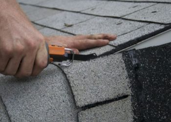 Can you cut shingles with scissors?