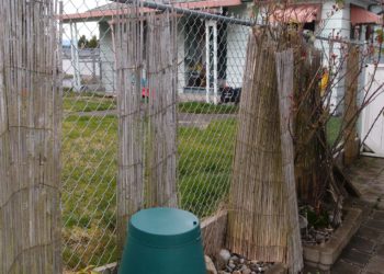 How do you attach a chain link fence to a bamboo fence?